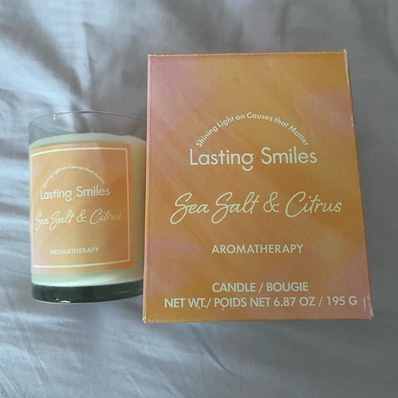 Lasting Smiles - Sea Salt and Citrus Aromatherapy Candle - Picture 2 of 4